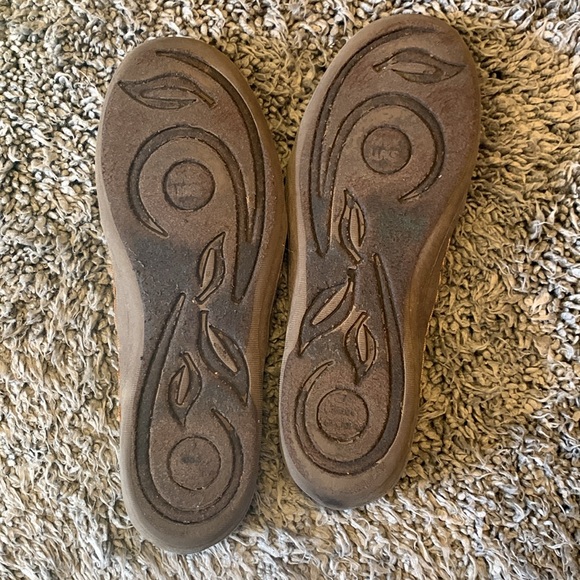 Muk Luks tan Erin adventure sandals Mary Jane shoe Size 7 some sole wear - Picture 4 of 4